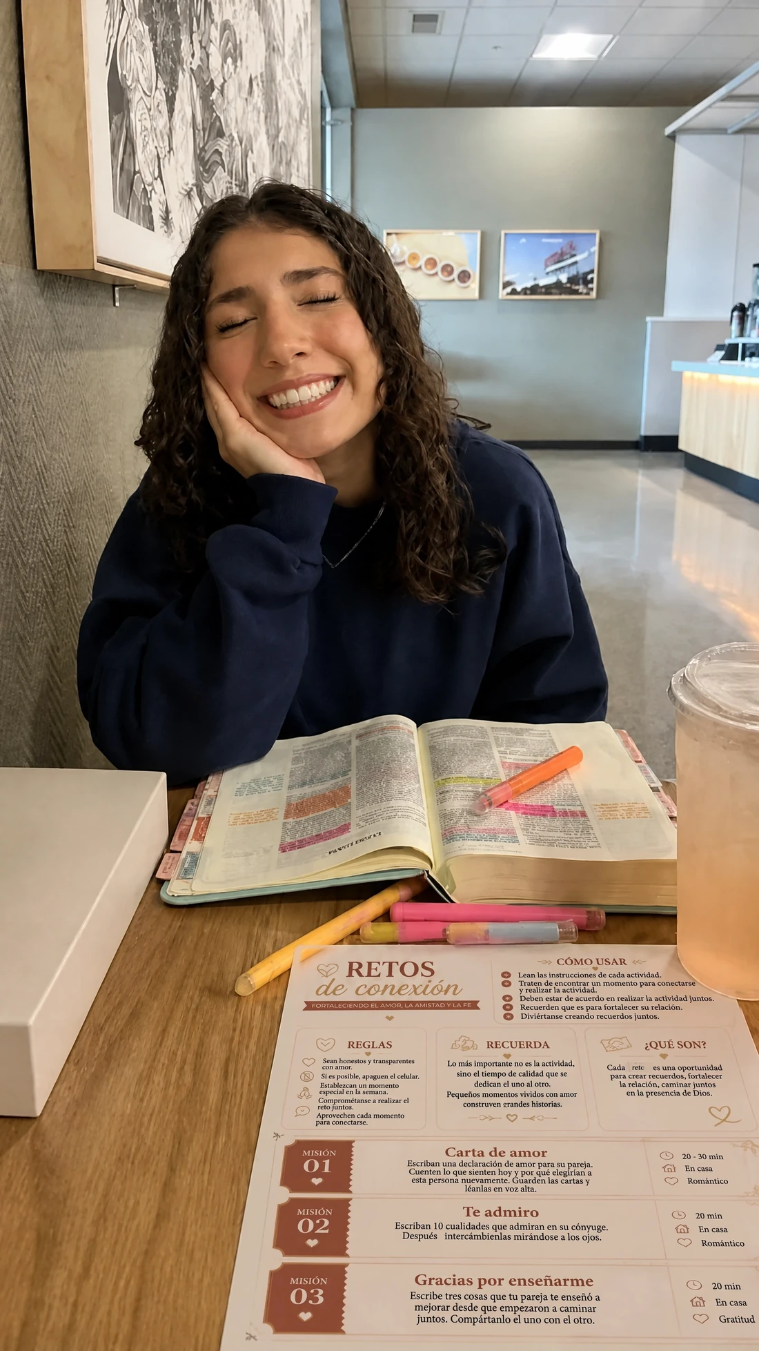 Cliente sonriendo junto al material Retos de Conexión